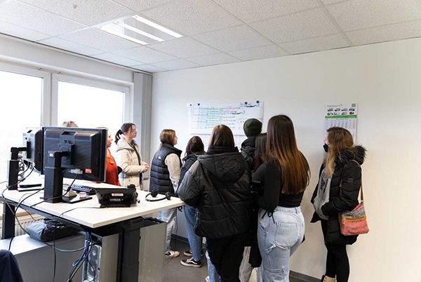 Beverungen Secondary School students get a tour of HEGLA's facilities