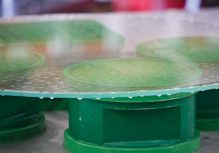 glass on top of round vacuum cups 