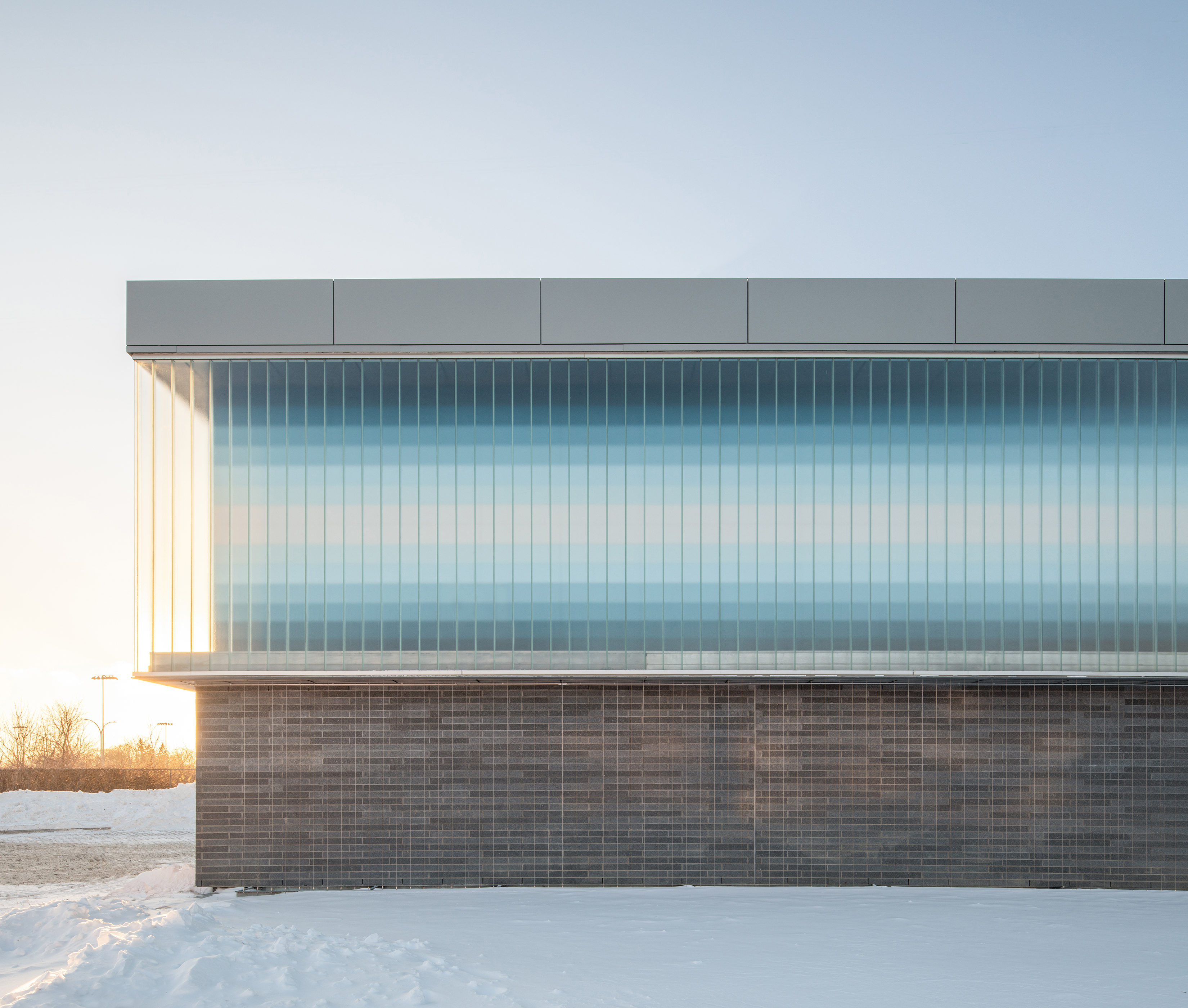 Bird-friendly channel glass