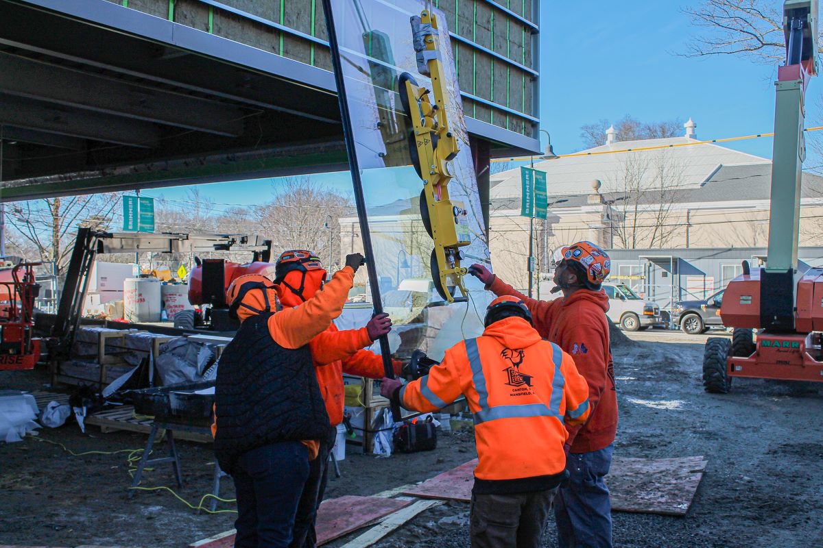 glaziers from Sunriese Erectors handle glass