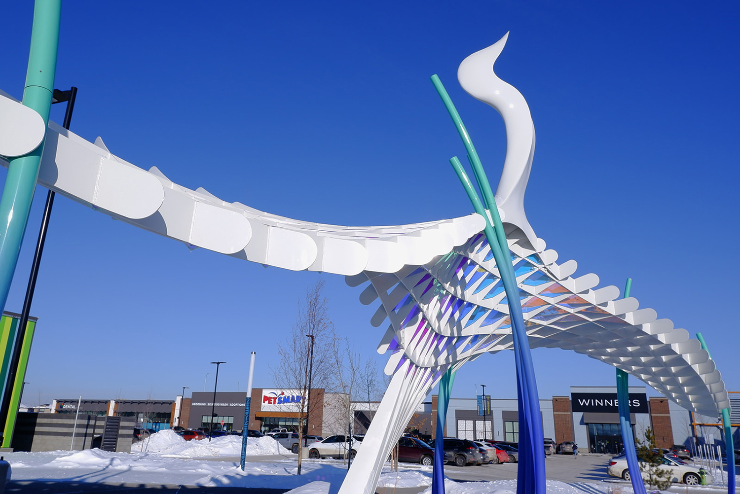 The public art installation, Windward Light, designed by Heavy, Urban Systems, is modeled after a mother bird, protecting everyone under the eight-foot canopy. Located in Calgary, Alberta, this new installation features Goldray Glass’s dichroic glass. 