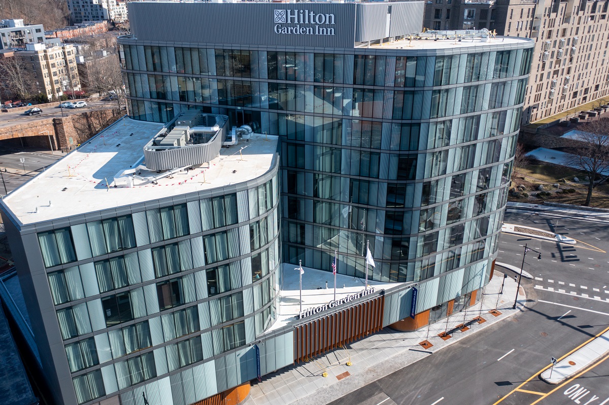 To help Brookline, Massachusetts’s new Hilton Garden Inn meet performance and aesthetic requirements, Tecnoglass supplied customized ES-WW38 thermally broken window wall. 