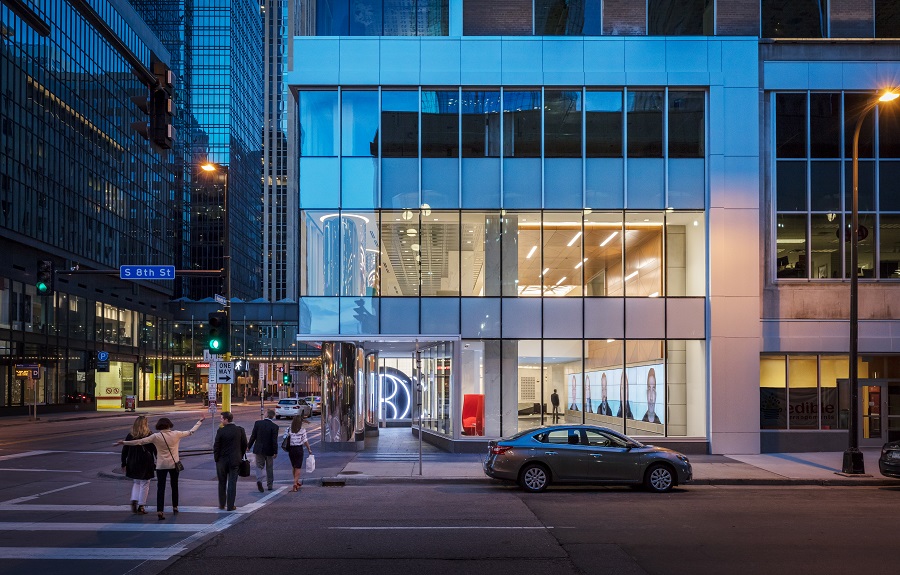 • The Baker Center renovated, mixed-use, office building in downtown Minneapolis features Tubelite’s thermally broken curtainwall and storefront. Linetec incorporated both Technoform’s thermal strut and Azon’s P&D thermal barriers within the aluminum framing and finished it with clear anodize