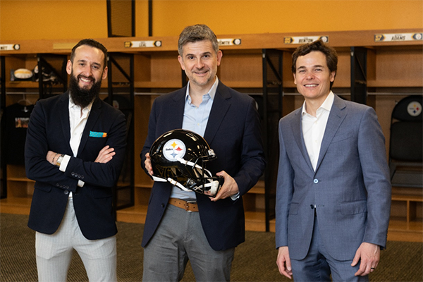 Vitro Vice President of Marketing Fernando Diez (right), Maiz and Sada inside the Steelers locker room at Acrisure Stadium.