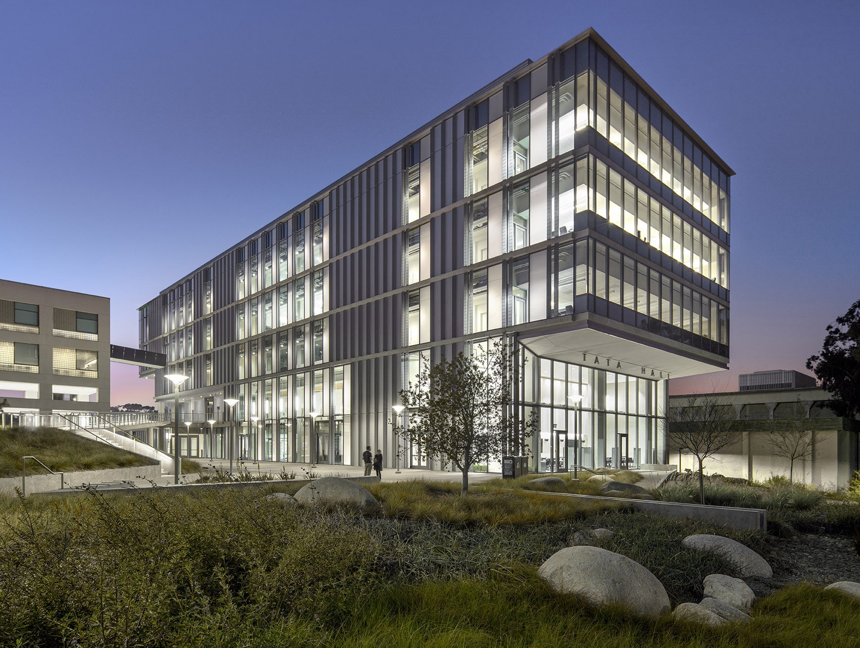 LEED Gold University Sciences Building Uses Modern Glass to Blend
