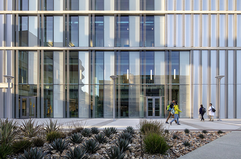 LEED Gold University Sciences Building Uses Modern Glass to Blend