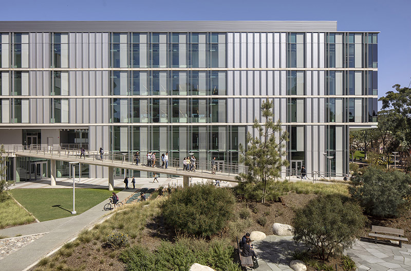 LEED Gold University Sciences Building Uses Modern Glass to Blend