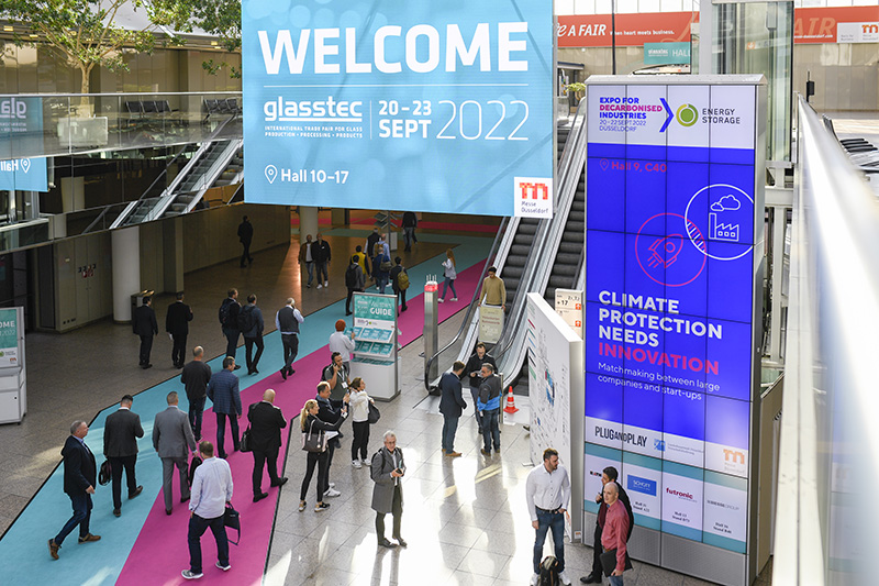 Visitors arrive at glasstec 2022.