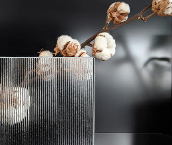 Stylos S from GGI is an engraved decorative glass with an elegant vertical design